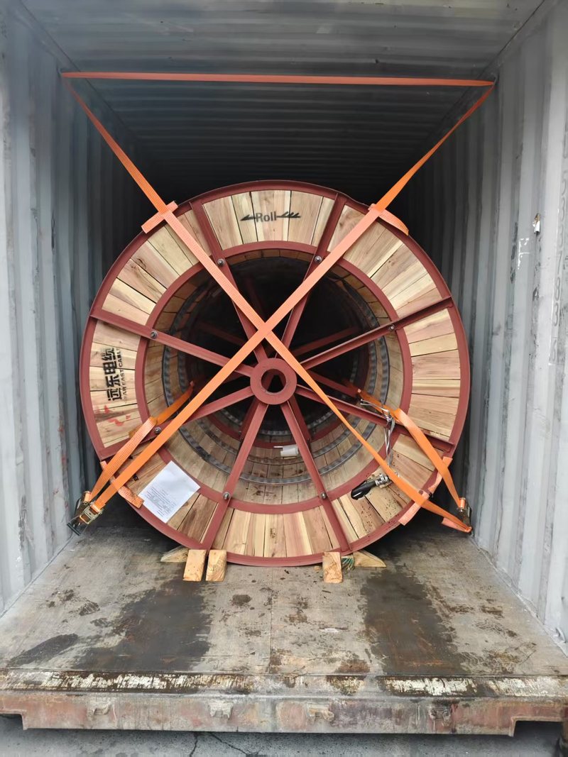 沙特电力建站电缆项目实拍：柜内电缆盘、交叉绑带与底部木质挡块